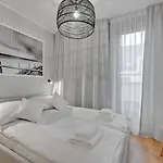 Aura Island Riverside By Downtown Apartment *